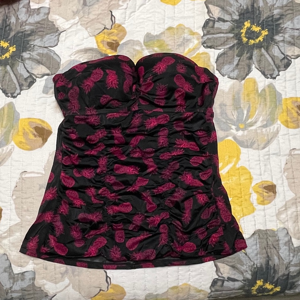 Torrid swim top size 0. Black and magenta.